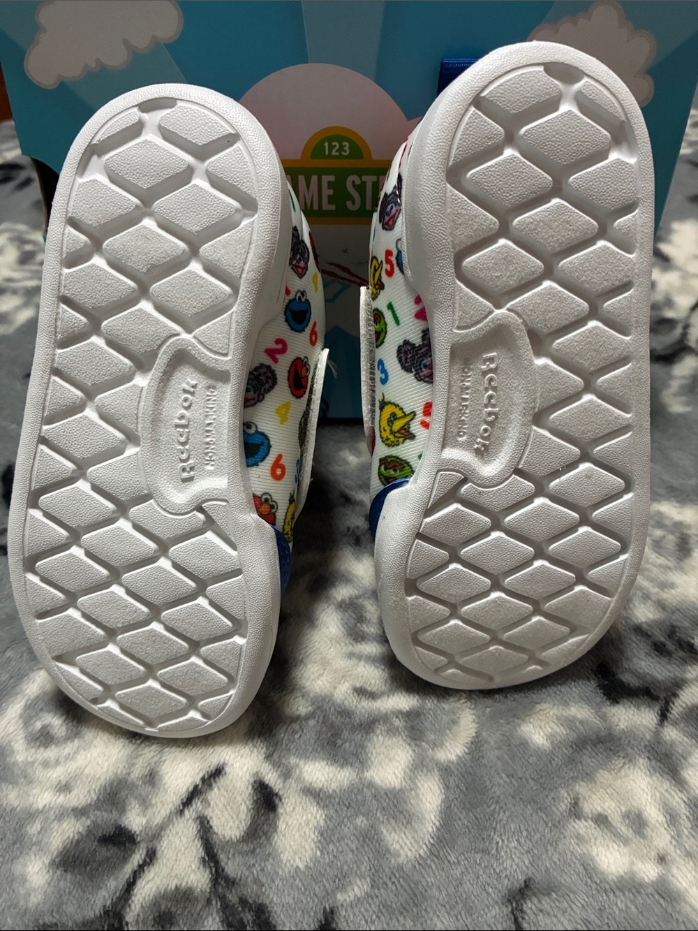 Sesame Street Kids Slip-On Sneakers in White, Green & Blue - Picture 4 of 5